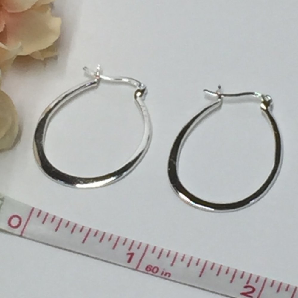 🆕❤️Sterling Silver Oval Hoop Earrings - Picture 3 of 4